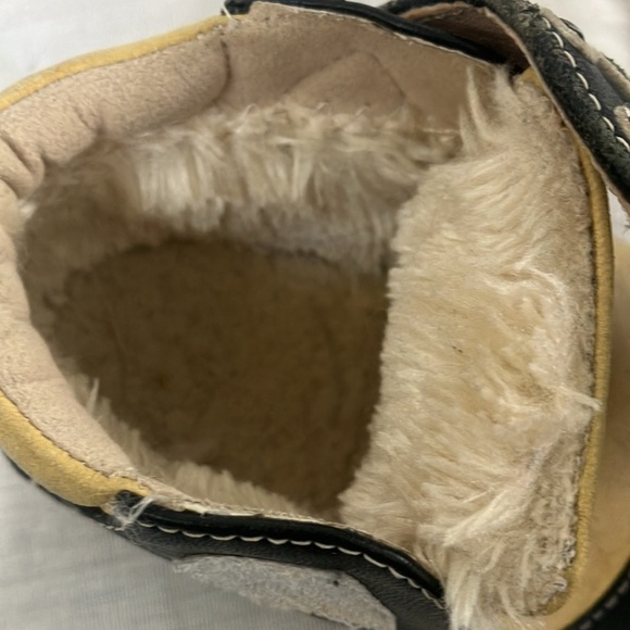 Baby size 14 leather cozy fuzzy lined Velcro tie shoes with rubber sole - Picture 7 of 15